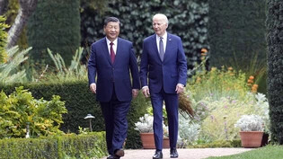 ARCHIV - Joe Biden (r), Präsident der USA, und Xi Jinping, Präsident von China, spazieren am Rande des Gipfels der Asiatisch-Pazifischen Wirtschaftsgemeinschaft (APEC) durch die Gärten des Filoli Estate. Foto: Doug Mills/Pool The New York Times/AP/dpa
