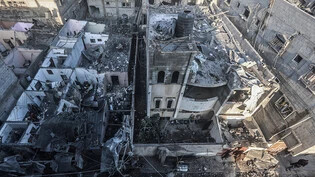 ARCHIV - Zerstörte Gebäude nach einem israelischen Luftangriff auf das Viertel Al-Amal in Chan Junis. Foto: Ahmed Zakot/dpa