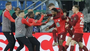 Kaiserslautern ist in der 2. Bundesliga vom Abstieg bedroht, im Cup ist das Team für den Final qualifiziert