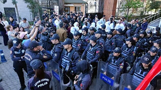 Eingekreist von Polizeibeamten protestieren Menschen gegen den nachträgliche Ausschluss des gewählten prokurdischen Bürgermeisters in der Stadt Van in der Türkei. Foto: Mehmet Masum Suer/SOPA Images via ZUMA Press Wire/dpa