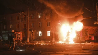 Ein Löschfahrzeug der Feuerwehr brennt nach einem russischen Drohnenangriff in einem Wohnviertel in Charkiw. Foto: George Ivanchenko/AP