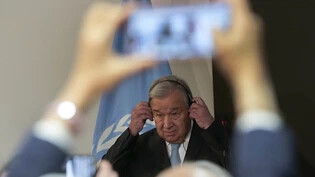 Antonio Guterres, Generalsekretär der Vereinten Nationen, hört während einer Pressekonferenz Hauptquartier des Außenministeriums dem ägyptischen Außenminister Schukri zu. Foto: Amr Nabil/AP/dpa