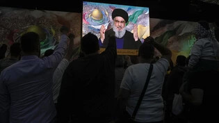 Anhänger der vom Iran unterstützten Hisbollah-Gruppe erheben ihre Fäuste und jubeln, während sie einer Rede des Hisbollah-Führers Hassan Nasrallah zuhören, die dieser über eine Videoverbindung während einer Kundgebung zum Jerusalem-Tag oder Al-Kuds-Tag…