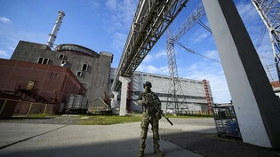 ARCHIV - Auf diesem Foto bewacht ein russischer Soldat einen Bereich des Kernkraftwerks Saporischschja in einem Gebiet unter russischer Militärkontrolle im Südosten der Ukraine. Foto: -/AP/dpa