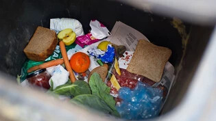 Blick in die Tonne: Menschen werfen zuhause pro Jahr 631 Millionen Tonnen an Lebensmitteln weg. (Archivbild)