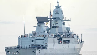 ARCHIV - Die Fregatte «Hessen» läuft aus dem Hafen aus. Foto: Sina Schuldt/dpa