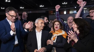 Freude bei SP-Kandidat Mustafa Atici, seiner Frau Cennet sowie der Entourage nach den ersten Zwischenresultaten.