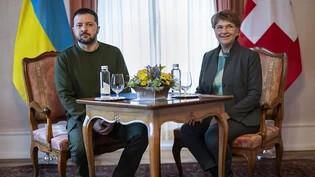 Die Pläne für eine hochrangige Ukraine-Friedenskonferenz in der Schweiz begannen im Januar 2023 beim Besuch des ukrainischen Präsidenten Wolodymyr Selenskyj bei Bundespräsidentin Viola Amherd in Bern. (Archivbild)