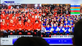 Ein Monitor im Bahnhof Yongsan, Seoul: Die People Power Party, Han Dong-hoon (l), mit Parteimitgliedern beim Betrachten der Ergebnisse und sowie die oppositionelle Demokratischen Partei, Lee Jae-myung (r), mit Parteimitgliedern. Foto: Kim Jae-Hwan/Zuma…