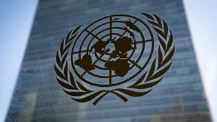 ARCHIV - Das Logo der Vereinten Nationen am UN-Hauptquartier. Foto: John Minchillo/AP/dpa