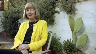 ARCHIV - Eleanor Coppola sitzt im Januar 1992 in ihrem Haus in Los Angeles.US-Regisseurin Eleanor Coppola, die mehr als 60 Jahre mit dem Oscar-Preisträger Francis Ford Coppola (85) verheiratet war, ist tot. Foto: Craig Fujii/AP
