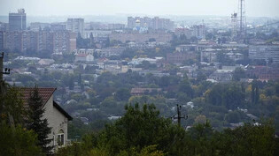 ARCHIV - Ein Blick auf die Stadt Luhansk. Bei Raketenangriffen sind offiziellen Angaben zufolge dort mehrere Menschen verletzt worden. Foto: -/AP/dpa