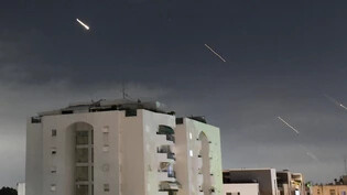 Das israelische Luftabwehrsystem «Iron Dome» feuert, um vom Iran abgefeuerte Raketen abzufangen. Foto: Tomer Neuberg/AP