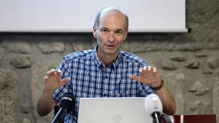 Pierre-Alain Bruchez, Initiator des Referendums gegen den "Mantelerlass", während einer Medienkonferenz im vergangenen Oktober. (Archivbild)