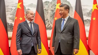 dpatopbilder - Bundeskanzler Olaf Scholz (SPD) wird von Xi Jinping, Staatspräsident von China, im Staatsgästehaus empfangen. Foto: Michael Kappeler/dpa