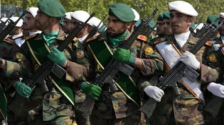 Mitglieder der iranischen Armee marschieren während der Parade zum Tag der Armee auf einem Militärstützpunkt im Norden Teherans. Foto: Vahid Salemi/AP