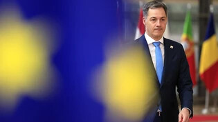 ARCHIV - Alexander De Croo, Premierminister von Belgien, trifft zu einem EU-Gipfel ein. In einem gemeinsam mit dem Regierungschef Tschechiens verfassten Brief fordert er Sanktionen gegen Russland. Der Vorwurf: Mögliche Einflussversuche der kommenden…
