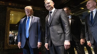 Der ehemalige US-Präsident Donald Trump trifft sich mit dem polnischen Präsidenten Andrzej Duda im Trump Tower in New York Foto: Stefan Jeremiah/AP/dpa