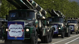 Raketen werden auf Lastwagen während der Parade zum Tag der Armee auf einem Militärstützpunkt im Norden Teherans transportiert. Foto: Vahid Salemi/AP/dpa