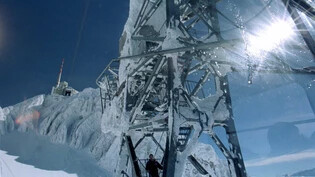 Bereits Ende Februar 1999 lagen auf dem Säntis rund acht Meter Schnee, auf der Schwägalp (1352 m.ü.M) wurden über drei Meter gemessen.: Ein Blick aus dem Kabinenfenster der Säntisbahn auf die oberste Stütze 2 bei der Tierwies und weiter auf den Gipfel. …