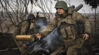 ARCHIV - Ukrainische Soldaten feuern eine Haubitze M101 auf russische Stellungen an der Frontlinie bei Awdijiwka. Foto: Efrem Lukatsky/AP/dpa