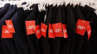 Restkleider schützen: Das EU-Parlament hat für eine Regelung gestimmt, wonach unverkaufte Kleidung nicht mehr vernichtet werden darf. (Symbolbild)