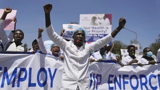 ARCHIV - Ärzte und anderes medizinisches Personal protestieren während eines landesweiten Streik in Naroibi. Foto: Brian Inganga/AP/dpa