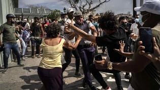 ARCHIV - Die Polizei verhaftet einen regierungskritischen Demonstranten während einer Demonstration in Havanna. Foto: Ramon Espinosa/AP/dpa