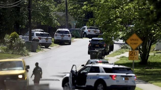 Mehrere Polizeibeamte wurden in Ost-Charlotte, North Carolina, angeschossen, so das Charlotte Mecklenburg Police Department. Beamte der U.S. Marshals Task Force führten eine Untersuchung in einem Vorort durch, als auf sie geschossen wurde, so das CMPD in…