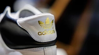 Adidas setzte mit seinen Produkten im ersten Quartal um vier Prozent mehr um. (Archivbild)