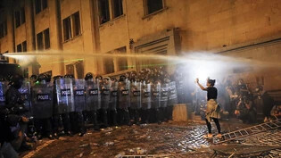 dpatopbilder - Eine Demonstrantin versucht die Bereitschaftspolizei aufzuhalten. Foto: Zurab Tsertsvadze/AP/dpa