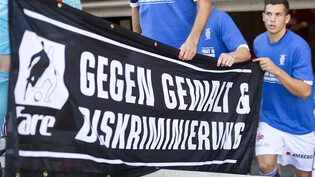 Die Mannschaft des FC Luzern mit einem Plakat gegen Gewalt und Diskriminierung. (Archivbild)