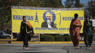 ARCHIV - Ein Foto des verstorbenen Tempelpräsidenten Hardeep Singh Nijjar ist auf einem Transparent vor dem Guru Nanak Sikh Gurdwara Sahib zu sehen, wo der Tempelpräsident im Juni beim Verlassen des Tempelparkplatzes in seinem Fahrzeug erschossen wurde…