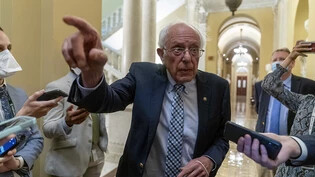 ARCHIV - Senator Bernie Sanders spricht zu Reportern auf dem Capitol Hill in Washington. Foto: Andrew Harnik/AP/dpa