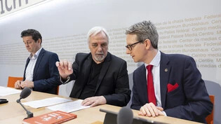 Mit-Initiant Richard Koller (m.) zusammen mit SVP-Nationalrat Paolo Pamini (r.) und Mediensprecher Charly Pache (l.) an der Medienkonferenz zum Start der Abstimmungskampagne zur Stopp-Impfpflicht-Initiative in Bern.