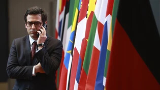 ARCHIV - Der französische Außenminister Stéphane Séjourné telefoniert bei der humanitären Geberkonferenz für Sudan im Centre de Conférences ministériel. Frankreich hat dem Iran vorgeworfen, mehrere französische Staatsbürger bereits über Jahre willkürlich…