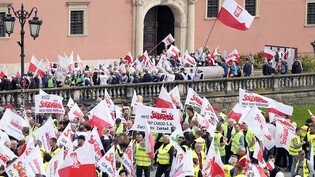 Polnische Landwirte und andere Demonstranten versammeln sich in der Warschauer Innenstadt, um gegen die Klimapolitik der Europäischen Union und die EU-freundliche polnische Regierung zu protestieren. Foto: Czarek Sokolowski/AP/dpa