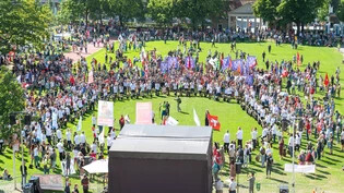 Kundgebung: Rund 4000 Menschen aus der ganzen Schweiz versammeln sich am Samstag in Chur, um gegen Coronamassnahmen zu demonstrieren. 