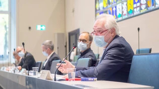 Unerwartet und überraschend: Peter Philipp (rechts) erklärt, wie das Gesundheitszentrum Schiers den Covid-Ausbruch Mitte Oktober erlebt hat.