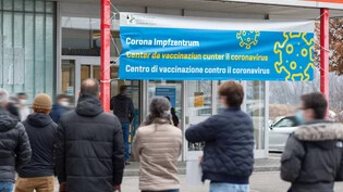 Grosser Andrang: Kurz vor Weihnachten wollten sich viele Leute im Pop-up Impfzentrum an der Rheinfelsstrasse in Chur impfen lassen.