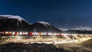  Lichterkette im Albulatal: die Waggons auf der RhB-Strecke zwischen Preda und Bergün beim Testlauf für den Weltrekordversuch im Mai. 