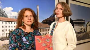 Gelungene Zusammenarbeit: Autorin Bettina Giersberg, rechts, und Grafikerin Anja Kirchgraber freuen sich über das frisch gedruckte Werk.