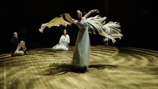 Eine Szene aus dem Ballett «Time»: Victor Fernández, Josianne Fleming (links) und Tomoko Kudo tanzen im roten Turm auf dem Julierpass. 