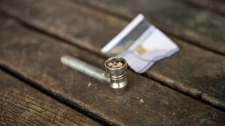 Offener Drogenkonsum im Stadtgarten in Chur: Das braune Heroin wird durch eine Pfeife geraucht.