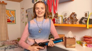 Stolz auf Ehrung: Mia Hartmann präsentiert in ihrem Zimmer im Elternhaus in Lunden den Kristalpokal als Bündner Nachwuchsschützin des Jahres.  
