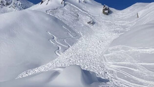 Lawine im Altschnee an einem Osthang auf etwa 2550 m am Pazolastock (Tujetsch, GR). Zwei bereits vorhandene Spuren bedeuten nicht, dass der Hang lawinensicher ist. 