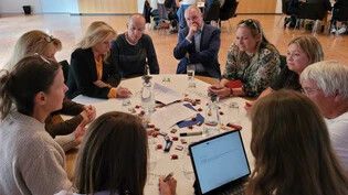 Im direkten Austausch: WEF-Direktor Alois Zwinggi (Bildmitte oben) hört sich im Davoser Kongresszentrum die Anregungen der Teilnehmerinnen und Teilnehmer an. 