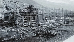 Eine Reise in die Vergangenheit: Die Fotografien dokumentieren die Anfänge der Wasserkraftnutzung im Prättigau. Im Bild der Bau der Kraftwerkzentrale in Küblis. 