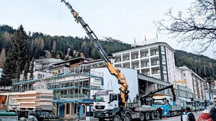 5. Januar 2023: Während noch viele Feriengäste in Davos weilten und ihre Weihnachtsferien genossen, begannen bereits die Aufbauarbeiten für zahlreiche Temporärbauten.  