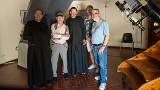 Besuch im Vatikan: Der Leiter der vatikanischen Sternwarte, Guy Consolmagno (rechts), führt die Gruppe um Bruder Martin ­Hieronymi (links) durch die Räumlichkeiten. 